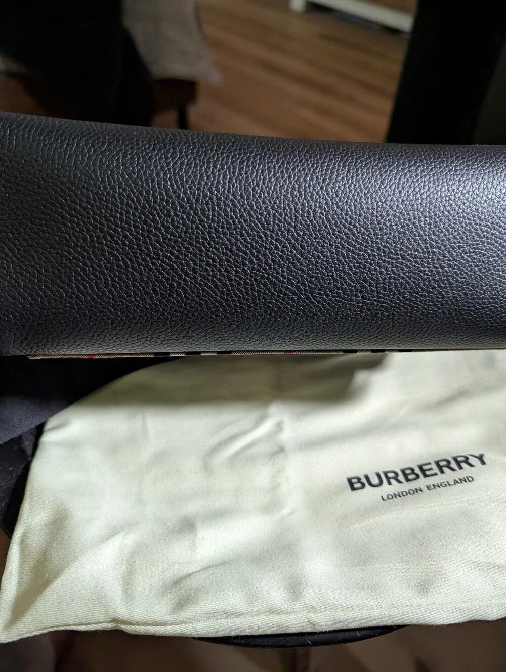 Burberry Black Leather Shoulder Bag with Vintage Check Trim - Picture 8 of 13